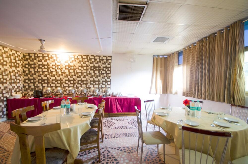 Hotel Pablas International, New Delhi, Near Metro Dış mekan fotoğraf