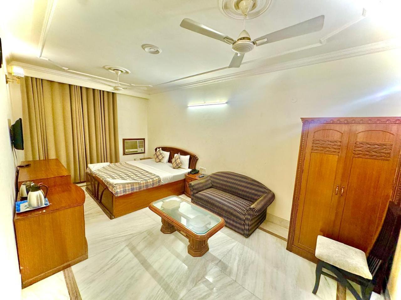 Hotel Pablas International, New Delhi, Near Metro Dış mekan fotoğraf